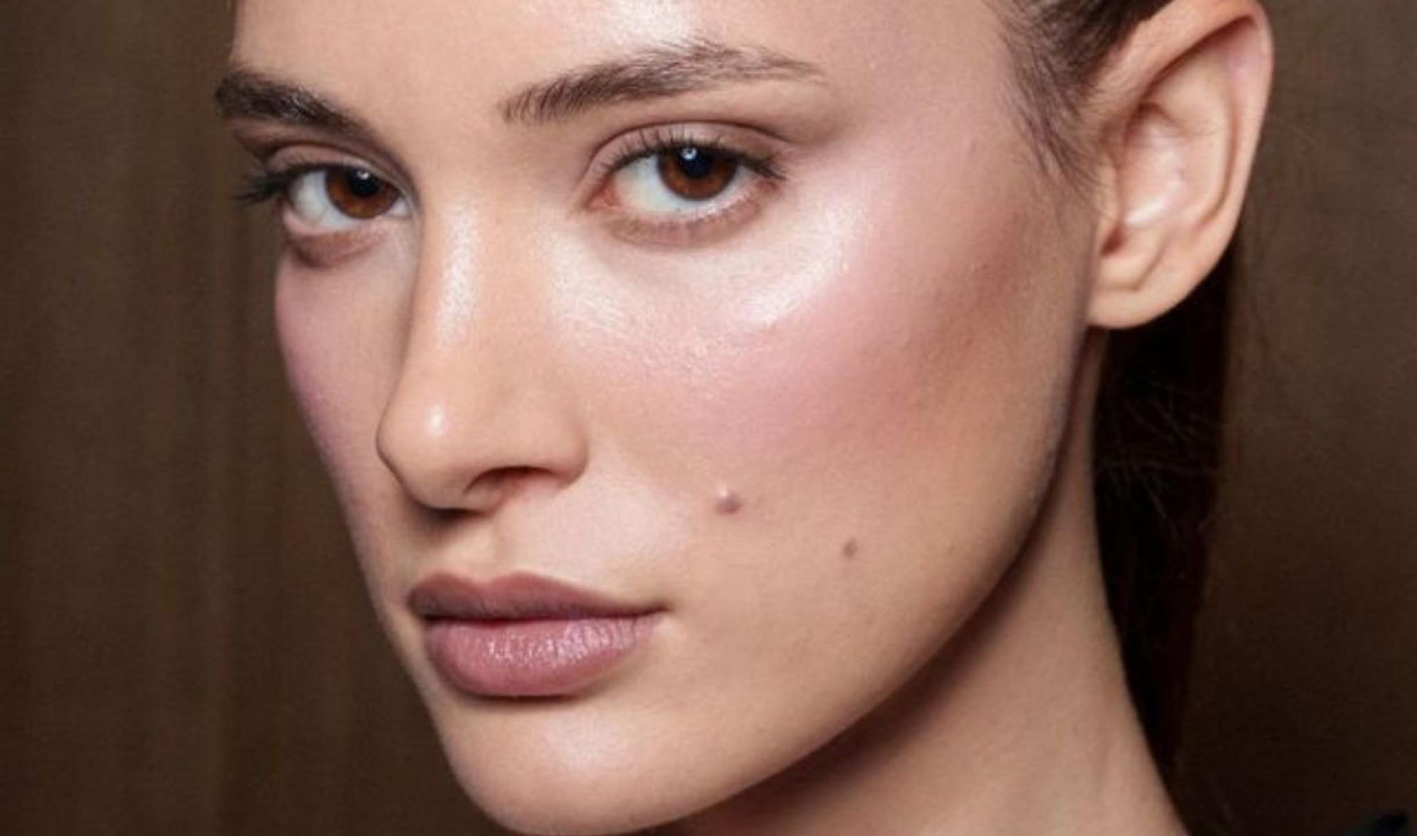 A Butter Skin é a nova febre do skincare e da maquiagem. A tendência traz um acabamento sedoso, hidratado e suave, diferente do brilho espelhado da Glass Skin ou do aspecto opaco da pele matte-Redes sociais