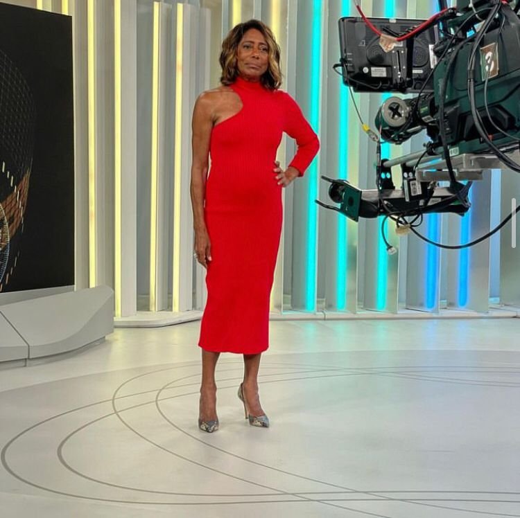 Ela estudou e se formou em jornalismo na Pontifícia Universidade Católica (PUC-Rio) enquanto ainda trabalhava como telefonista da Embratel. Glória conseguiu o primeiro estágio na TV Globo depois de fazer uma apresentação junto com o bloco “Cacique de Ramos” — do qual fazia parte —, no programa do Chacrinha.
