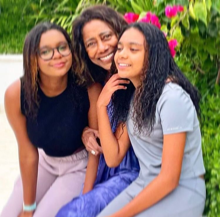 A vida pessoal de Glória Maria também é retratada na série. As filhas Maria, 17, e Laura, 16, deram depoimentos exclusivos à produção. Elas foram adotadas em 2019, durante uma viagem da jornalista à Bahia.
