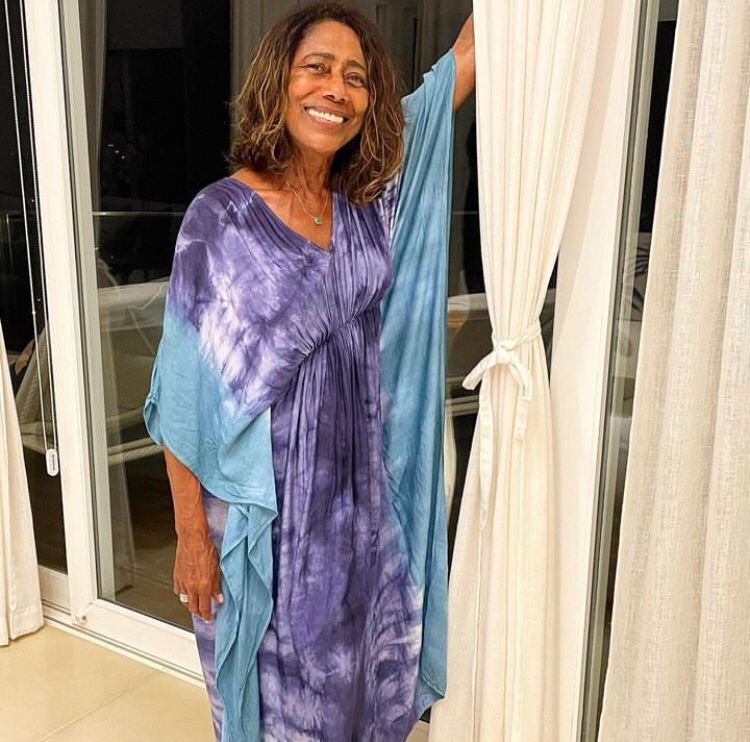 No Jornal Nacional, Glória Maria também fez história ao se tornar a primeira repórter a aparecer ao vivo, com imagem colorida, em 1977.
