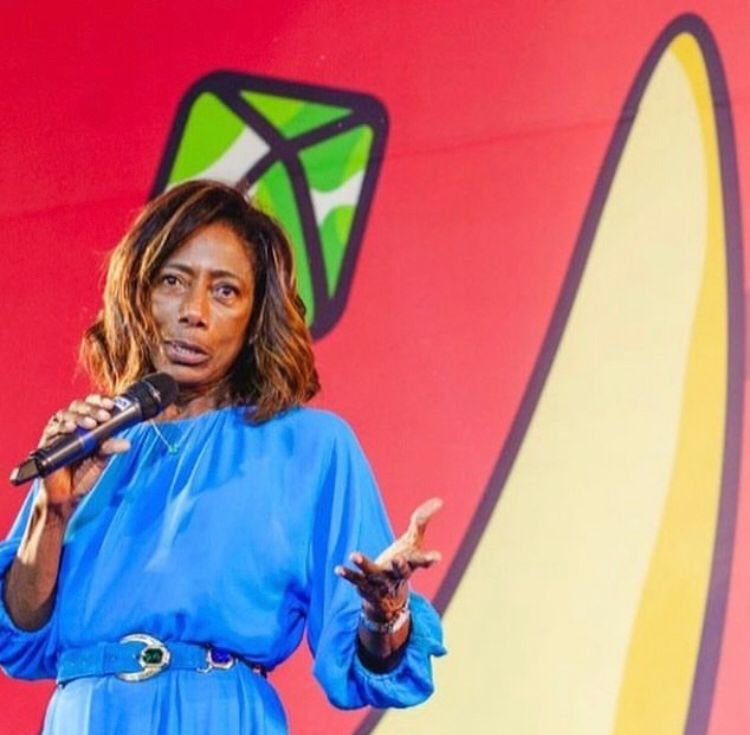 Ao se destacar, Glória Maria logo passou a apresentar telejornais, como o RJTV, Jornal Hoje e o Bom Dia Rio. Foi dela a primeira reportagem matinal local, sobre a febre das corridas de rua.
