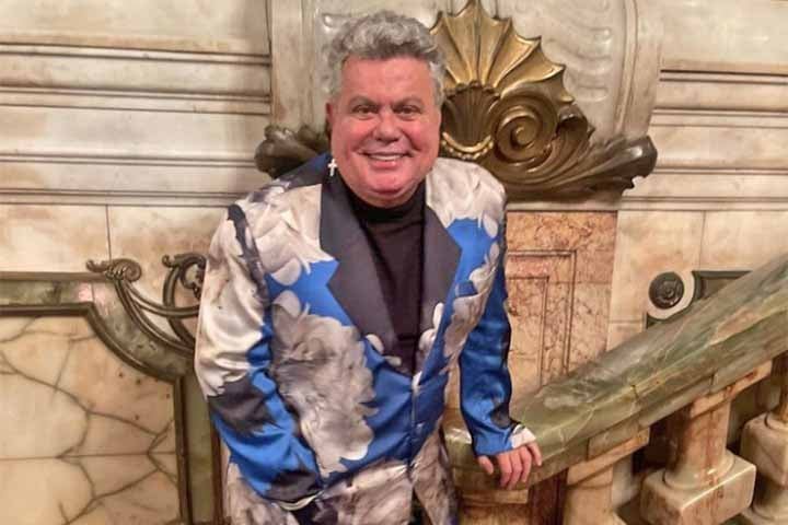 Conhecido por seu carisma e bom humor, Milton Reis da Cunha Júnior nasceu em Belém, no dia 19 de março de 1962.  Além de carnavalesco, é cenógrafo, psicólogo, professor universitário e comentarista sobre o carnaval brasileiro.