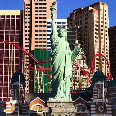 Las Vegas, EUA – Uma réplica está no hotel-cassino New York-New York, no coração da famosa Las Vegas Strip. A estátua é parte do tema da cidade de Nova York do resort, com outros marcos como o Empire State Building em miniatura. O local é atrativo para cassinos, shows e a vibrante vida noturna.