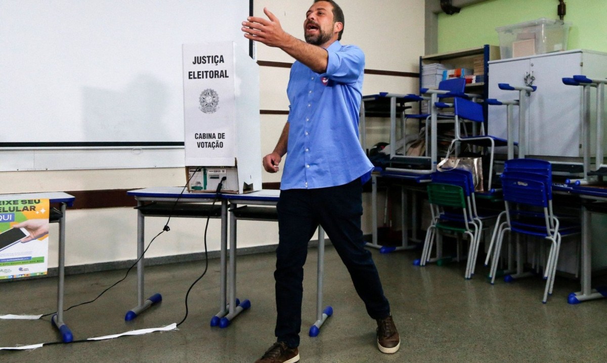 Deputado federal Guilherme Boulos afirmou a aliados que pode deixar de concorrer a reeleição caso seja convidado para fazer parte do governo federal -  (crédito: Miguel SCHINCARIOL / AFP)