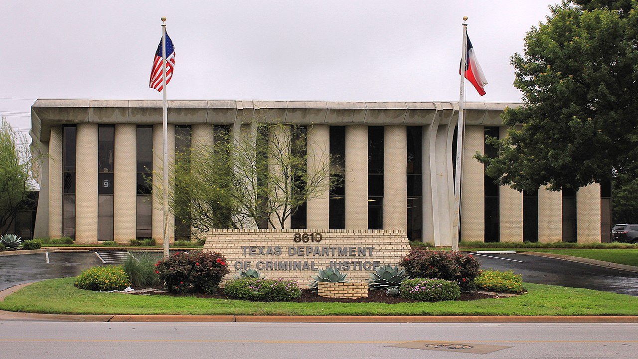 Uma prisioneira que estava no corredor da morte no estado americano do Texas foi considerada inocente por um juiz . E ele recomendou que a condenação da mulher pelo assassinato da própria filha fosse anulada, já que novas evidências indicaram que a vítima morreu em uma queda acidental.-Larry D. Moore wikimedia commons