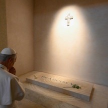 Leão XIV visita túmulo de seu antecessor, Francisco - Handout / VATICAN MEDIA / AFP