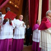 As vestimentas tradicionais que Leão XIV  resgatou em sua apresentação