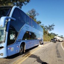 Motociclista morre ao bater de frente com ônibus em rodovia de MG - PMRv