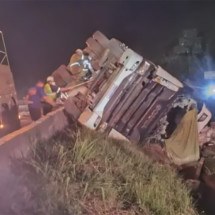 Carreta tomba e provoca 10 km de congestionamentos na BR-381 - Reprodução/Redes Sociais