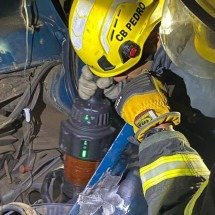 Motorista é medicado por sonda enquanto bombeiros o tiram de ferragens - CBMMG