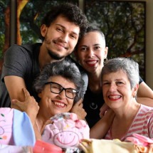 Rita de Cássia Pena Teixeira, com o filho João Pedro, e Alba Manoela Lopes, 
com a filha Isabela, diante de peças de enxoval confeccionadas em 
fraternidade espírita: 'São 35 anos de mães colaborando com outras mães' -  (crédito: Leandro Couri/EM/D.A Press)