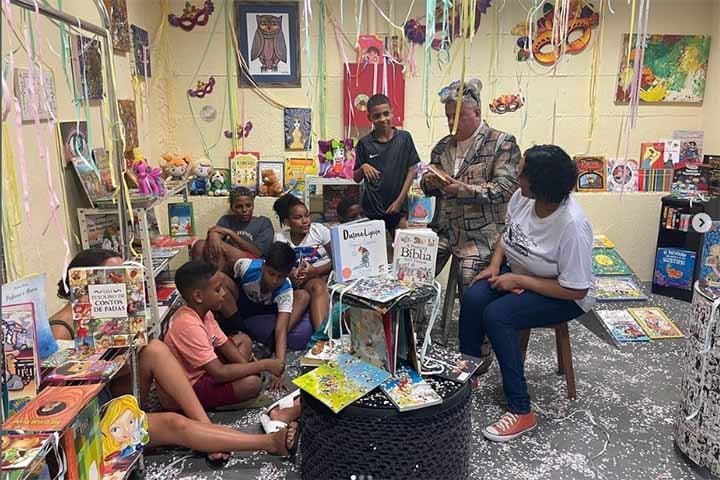 No Cantagalo, inaugurou uma biblioteca (projeto "Favelivros"), que estimula a leitura e novos talentos no mundo das artes. Além disso, ele emprestou sua voz marcante e carismática ao aplicativo de GPS, Waze, e também do metrô do Rio, no carnaval. 