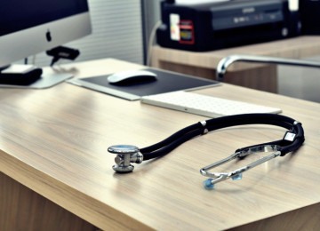 As escolas médicas, por sua vez, perdem o estímulo para ensinar o método científico, pois sabem que os alunos buscarão 