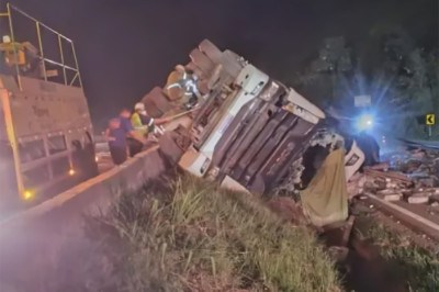 Local onde a carreta tombom nas curvas da Serra de Igarapé da BR-381 (Fernão Dias) -  (crédito: Reprodução/Redes Sociais)