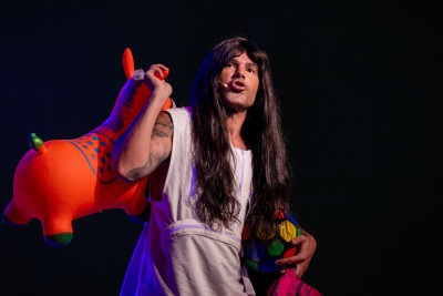 Rodrigo Sant'Anna em 'Atazanado', show de humor que terá única sessão neste sábado (10/5), em BH -  (crédito: Camila Picolo/divulgação)