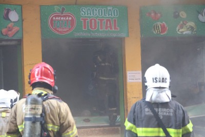 Bombeiros combatem as chamas no local -  (crédito: Marcos Vieira/EM/D.A Press)