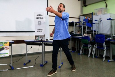 Deputado federal Guilherme Boulos afirmou a aliados que pode deixar de concorrer a reeleição caso seja convidado para fazer parte do governo federal -  (crédito: Miguel SCHINCARIOL / AFP)