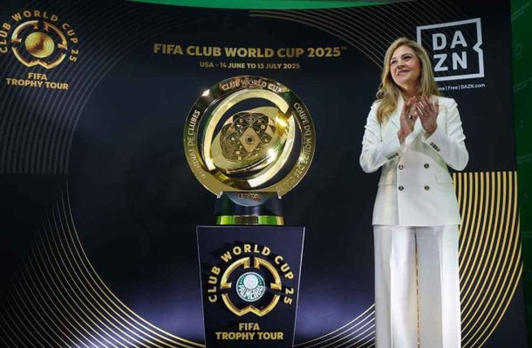 Palmeiras realiza tour da taça do Super Mundial na Sala de Troféus do clube Palmeiras realiza tour da taça do Super Mundial na Sala de Troféus do clube
