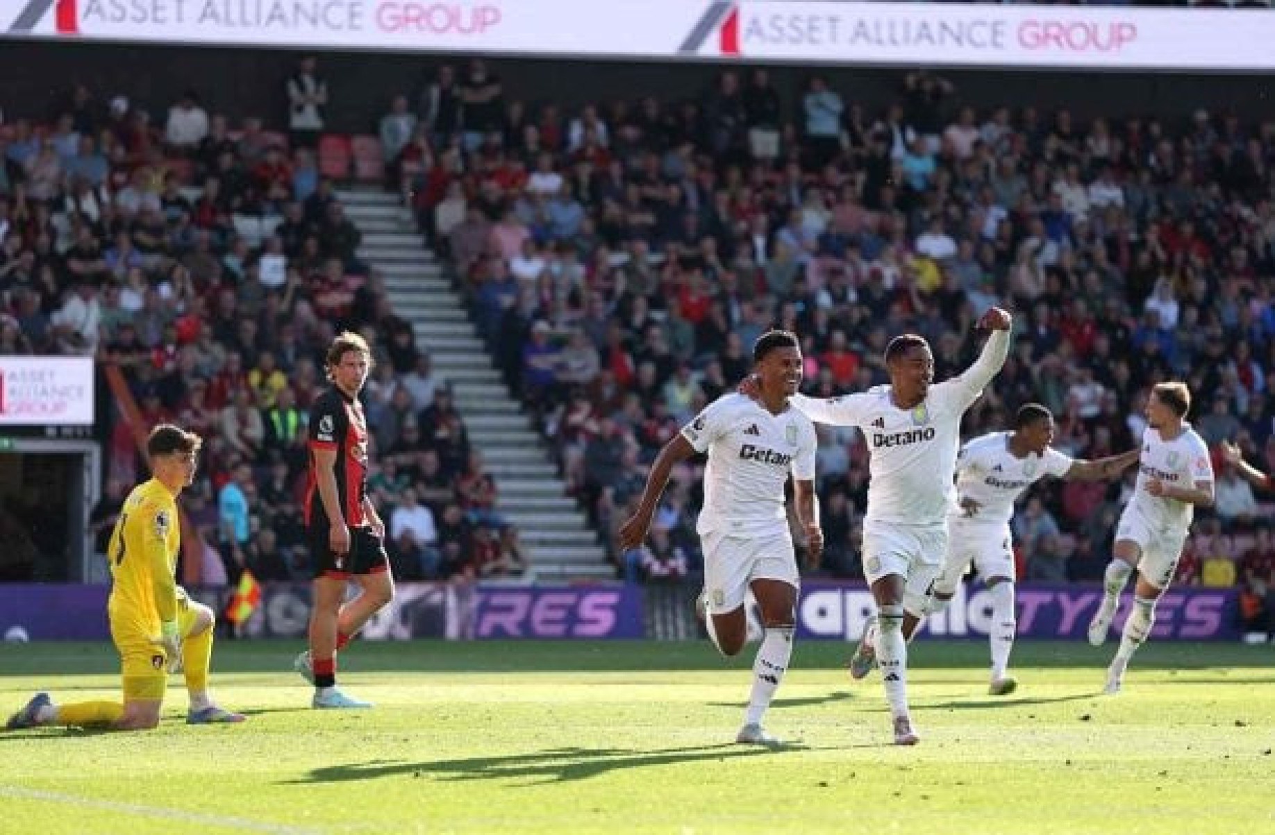 Aston Villa vence e entra de vez na briga por vaga à Champions