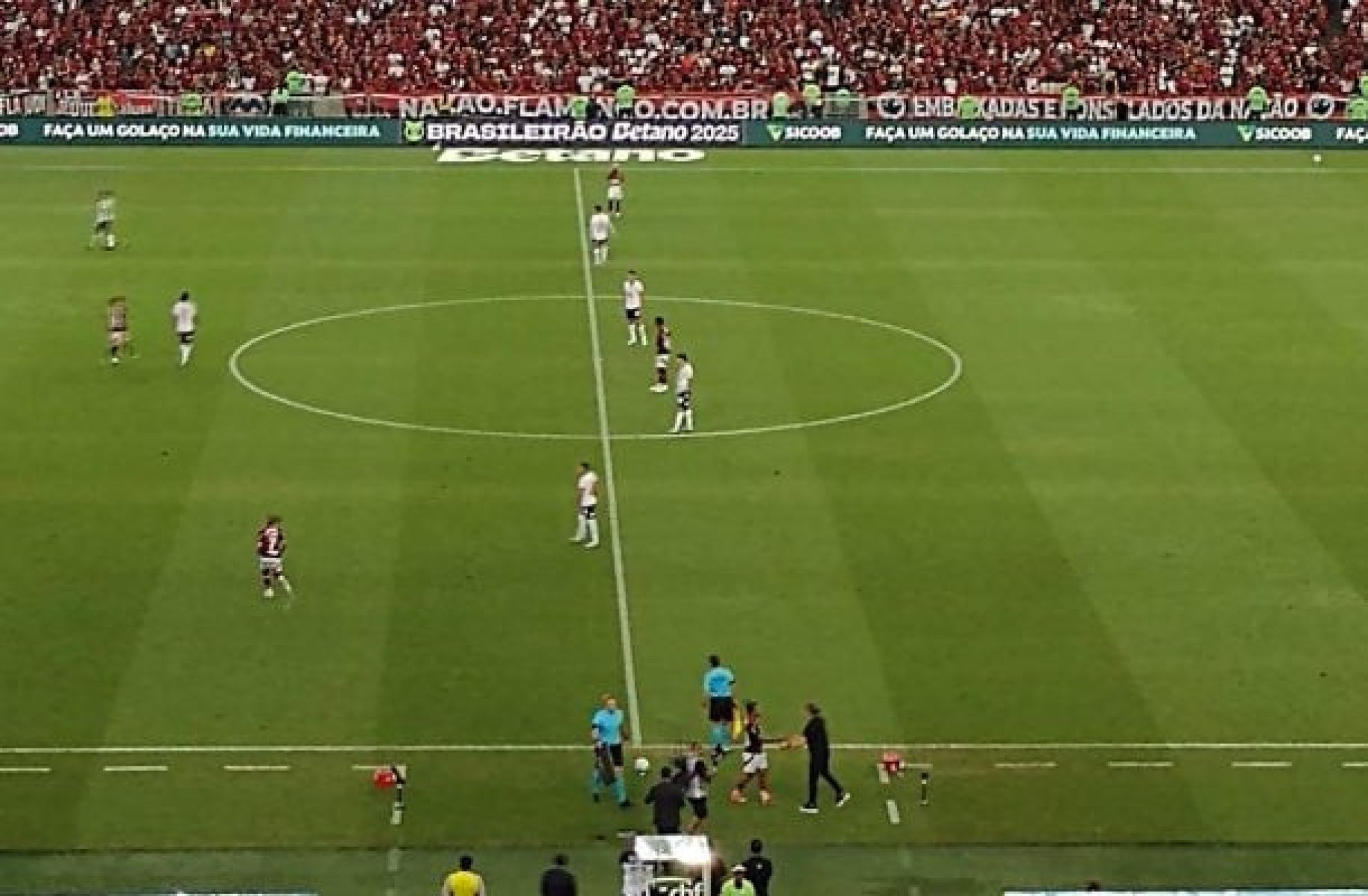Allan sente dores na coxa e é substituído no 1° tempo contra o Bahia