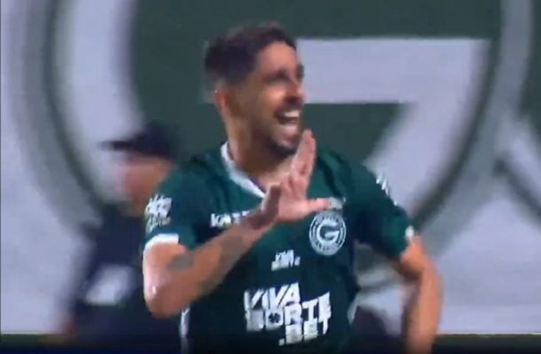Goiás vence Coritiba e assume liderança provisória na Série B