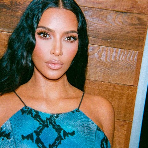 "Esta é uma das muitas razões pelas quais sou contra a pena de morte — e por que rezo para que o desejo de seus filhos seja atendido e a vida de sua mãe seja poupada", escreveu Kim Kardashian no Facebook.