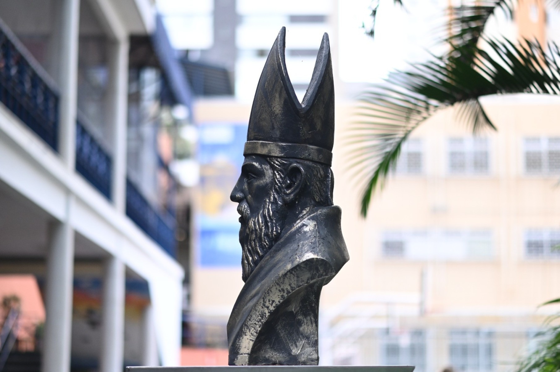 Busto de Santo Agostinho no pátio do colégio em que Prevost visitou em BH, em 2004-Leandro Couri/EM/D.A Press