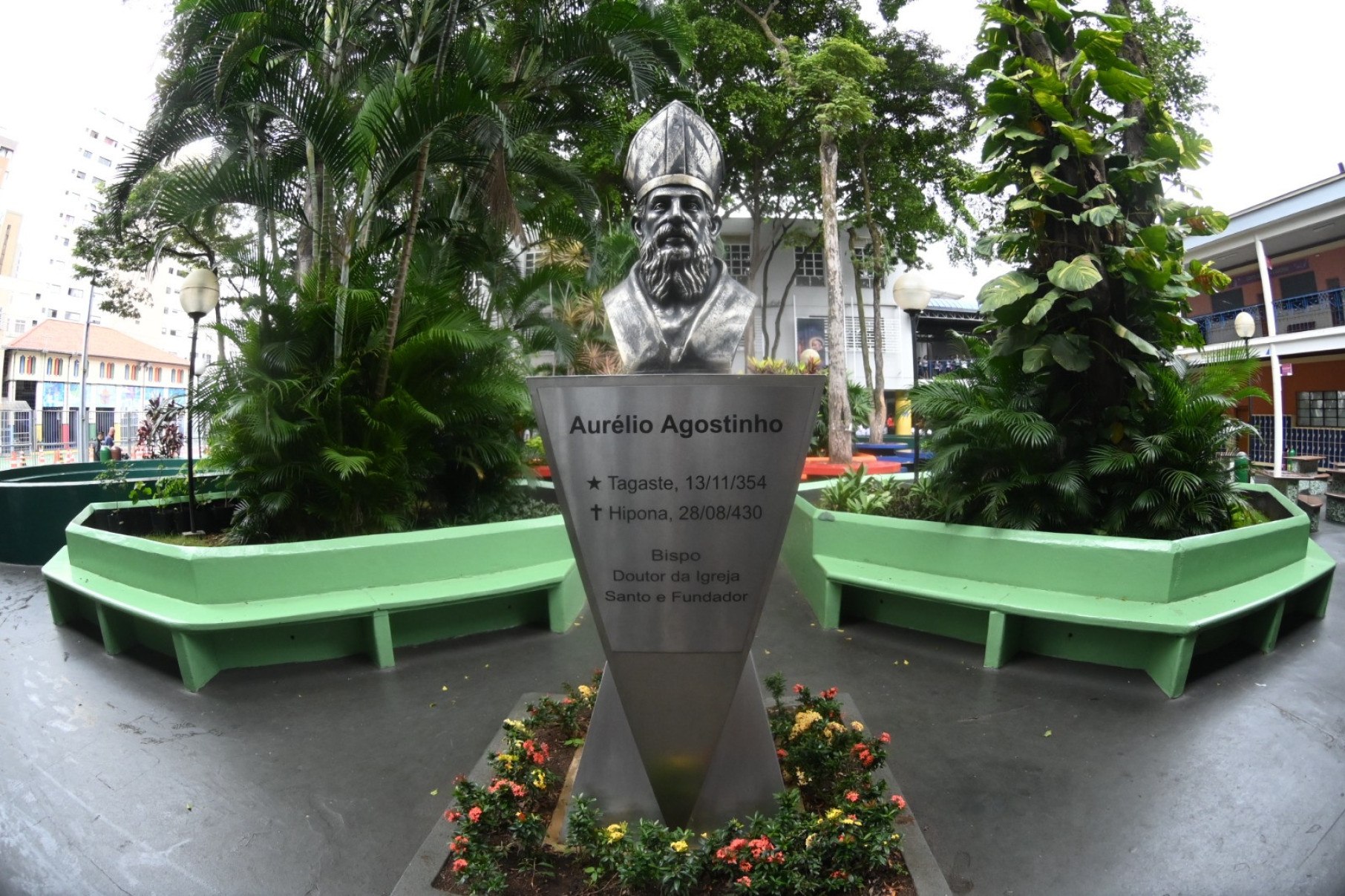 Busto de Santo Agostinho no pátio do colégio em que Prevost visitou em BH, em 2004-Leandro Couri/EM/D.A Press
