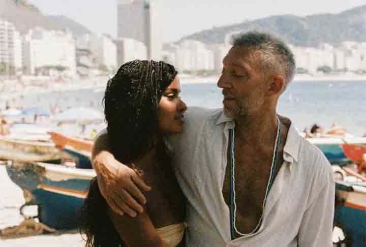 O ator Vincent Cassel, muito famoso por seu papel em "Doze homens e outro segredo", namora a modelo brasileira Narah Baptista. 