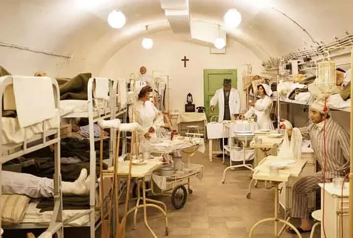 Hoje ponto turístico, o lugar é cheio de manequins que recriam cenas da época, como médicos realizando cirurgias, uma sala repleta de leitos hospitalares e militares percorrendo um labirinto de túneis e salas.