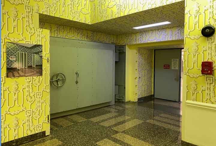 The Greenbrier (Virgínia Ocidental, EUA): Nos anos 1950, foi erguido um abrigo antinuclear no lugar para abrigar todo o Congresso dos Estados Unidos em tempos de guerra. Conhecido como "Centro de Relocação de Emergência", foi desativado em 1992, quando sua existência foi revelada pela mídia.