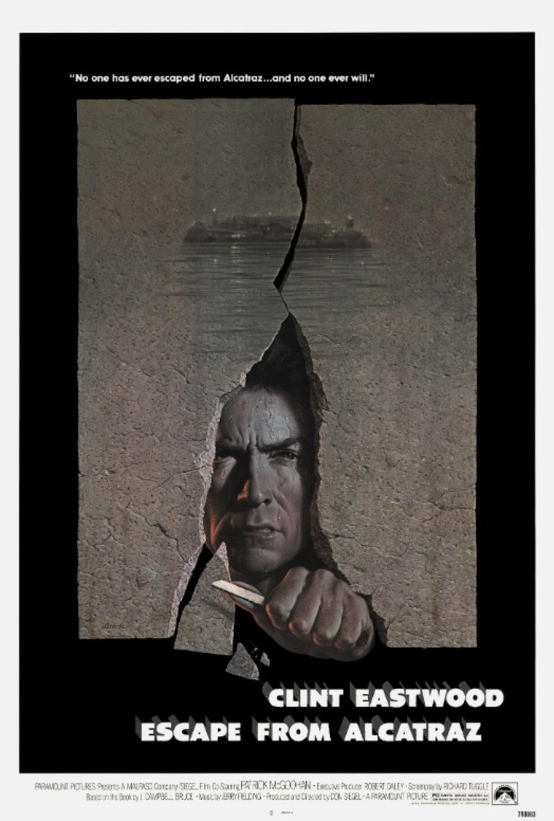 Em 1962, Frank Lee Morris, Clarence Anglin e John William Anglin, que cumpriam pena por assalto a banco, conseguiram escapar. 
Eles alargaram os respiradouros das celas com colheres e facas roubadas do refeitório. Para evitar que os guardas notassem, colocaram cabeças de algodão e cabelo na cama para imitar corpos