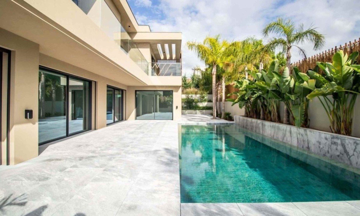 Imobiliária de brasileiro dá carro de R$ 1,6 milhão a quem comprar casa em Portugal -  (crédito: Platobr Economia)