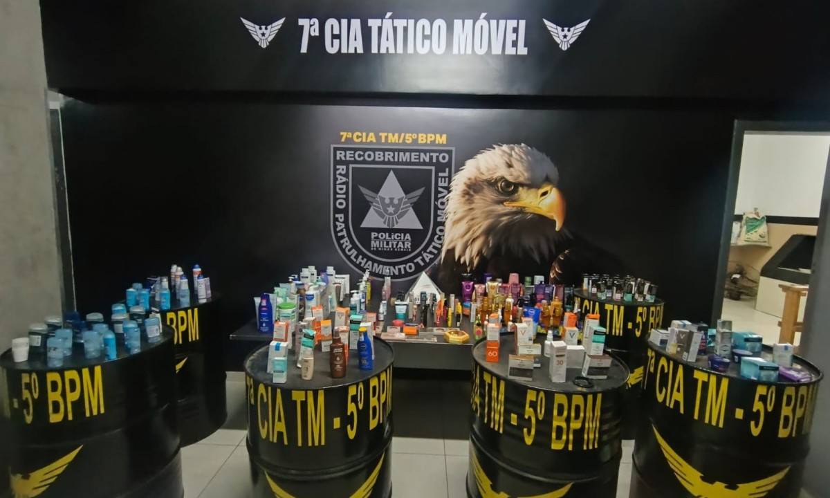 A Polícia Militar informou que os produtos tinham valores entre R$80 e R$200 e ainda estariam com o lacre de segurança usado pela rede da drogaria furtada -  (crédito: PMMG/Divulgação)