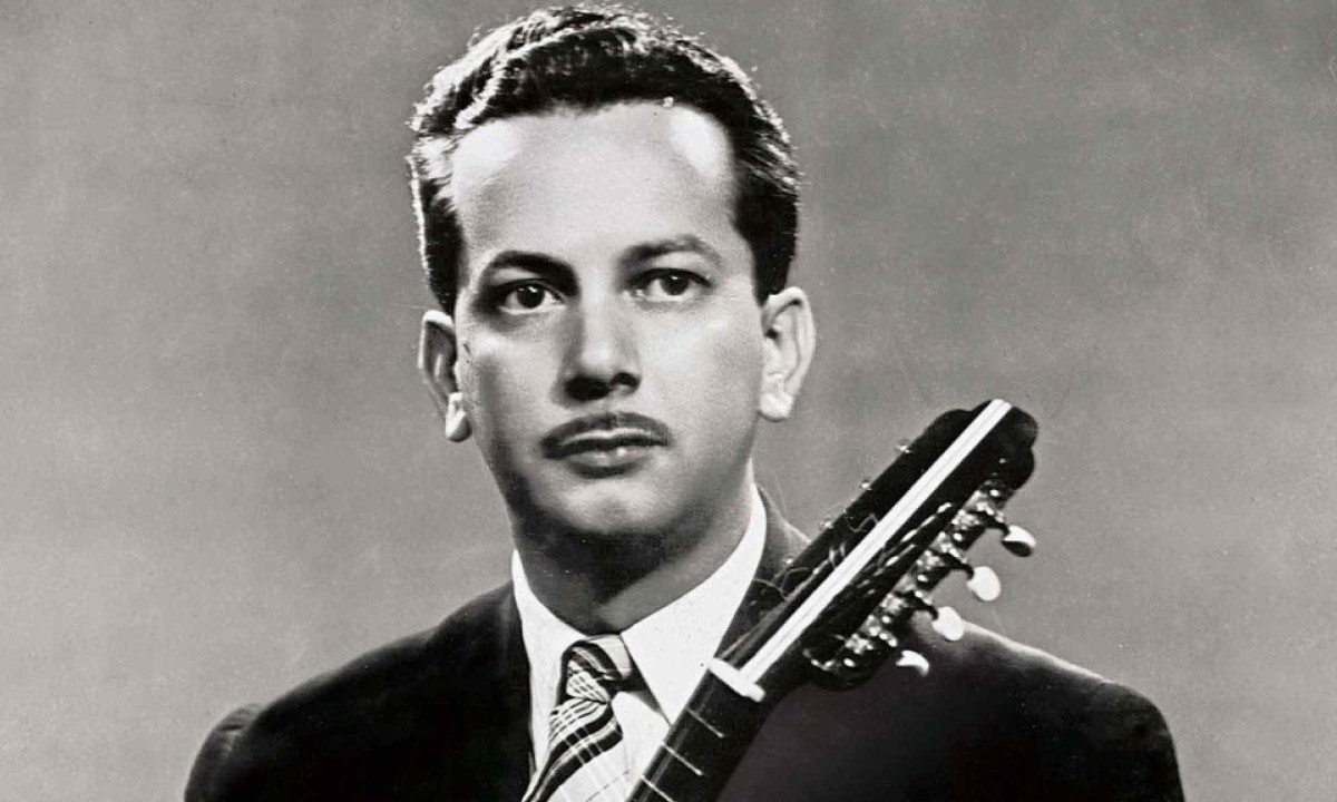 Violonista Garoto olha para a câmera