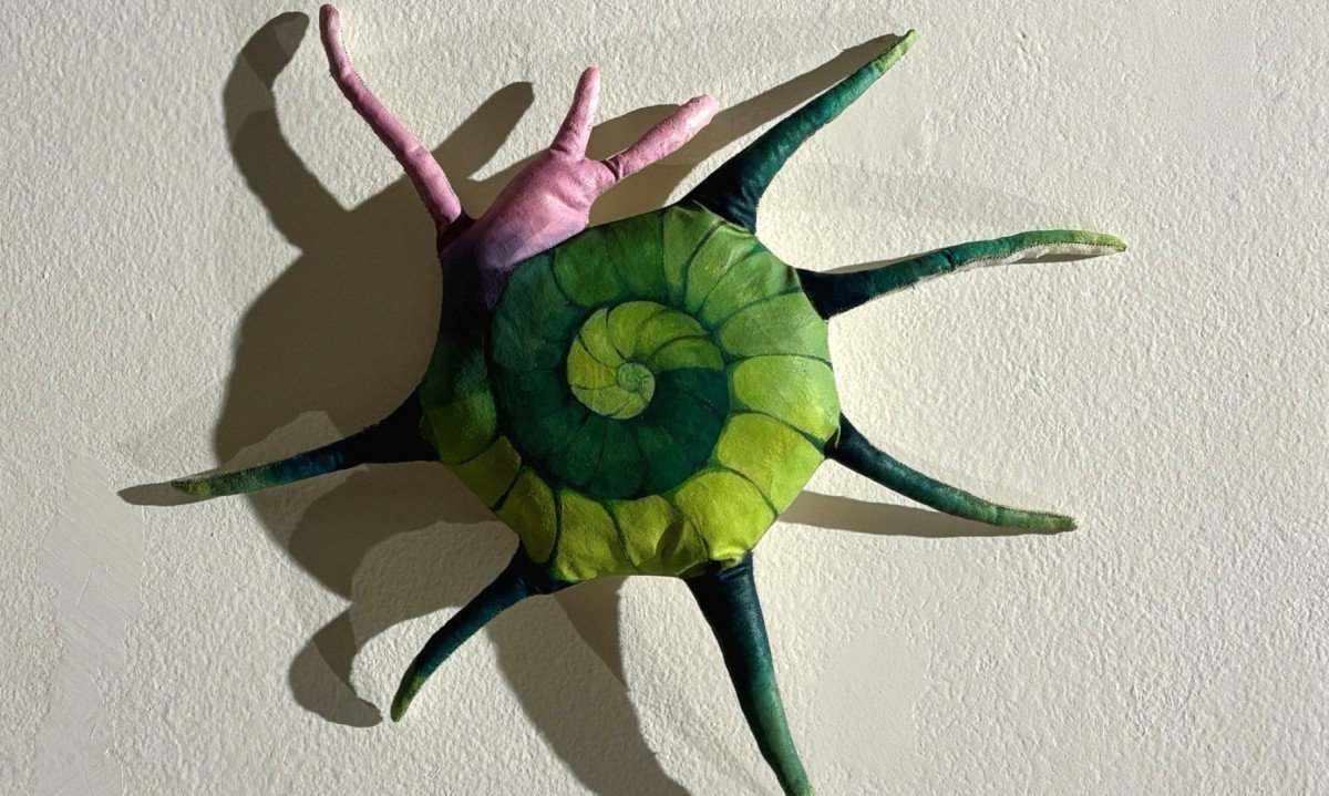 Peça semelhante a um caranguejo colorido da exposição O habitat pictórico, de Gabriela Carvalho