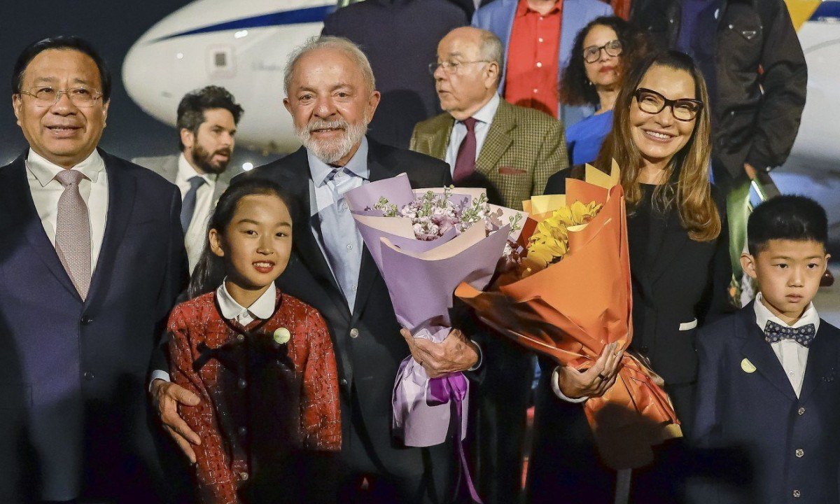 Lula na chegada à China pelo Terminal de Autoridades do Aeroporto Internacional de Pequim, onde foi recebido com flores e por crianças -  (crédito:  Ricardo Stuckert / PR)