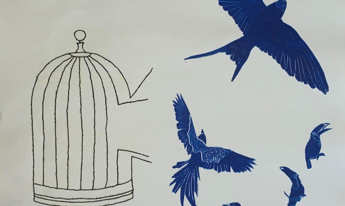 Obra da artista Mara Sifuentes tem gaiola aberta e pássaros azuis voando
