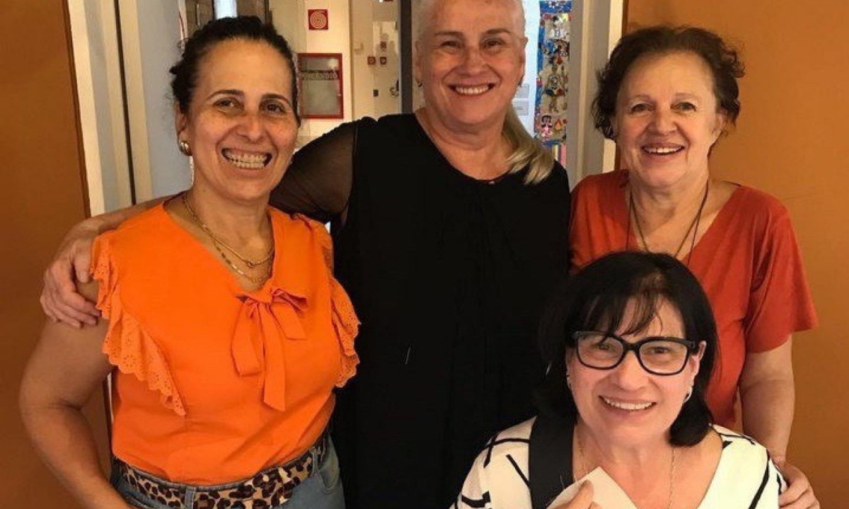  Angelina Gonçalves, coordenadora do Centro de Arte Popular, com a atriz Vera Holtz e Fátima Coelho, professora de bordado. Regina Maria, irmã de Vera, está sentada