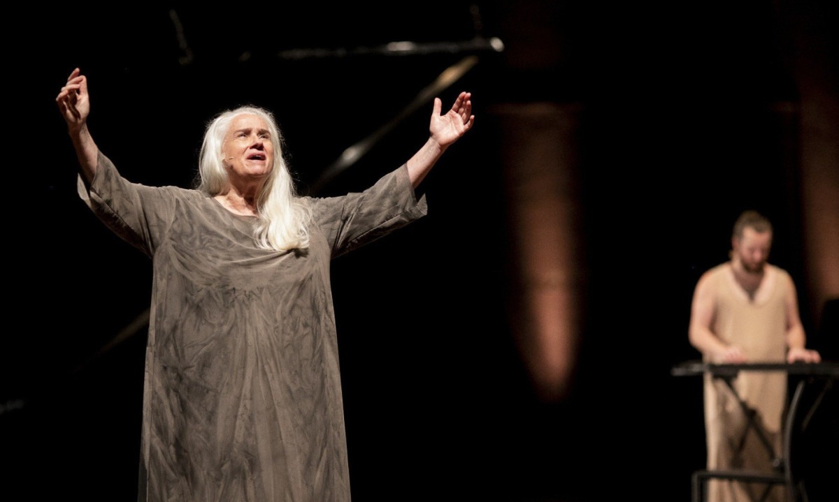 Vera Holtz em 'Ficções', um dos espetáculos de maior sucesso da carreira da atriz - (crédito: Annelize Tozetto/ Divulgação) Vera Holtz em 'Ficções', um dos espetáculos de maior sucesso da carreira da atriz - (crédito: Annelize Tozetto/ Divulgação)