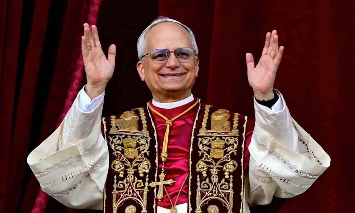Papa Leão XIV abençoa o mundo após ser eleito na última quinta-feira, 8 de maio - (crédito: Tiziana Fabi/AFP) Papa Leão XIV abençoa o mundo após ser eleito na última quinta-feira, 8 de maio - (crédito: Tiziana Fabi/AFP)