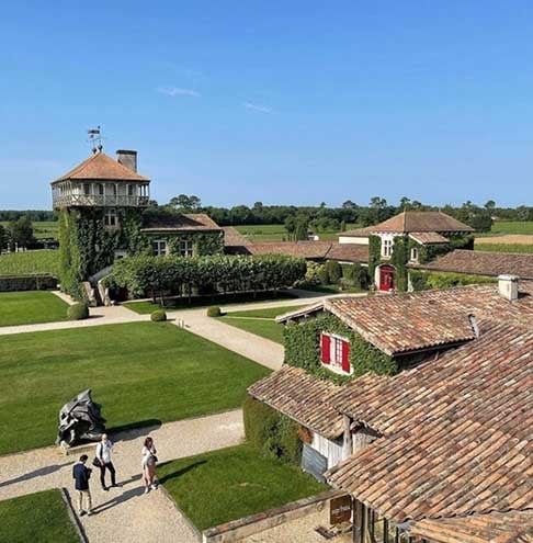 5ª – A vinícola Château Smith Haut Lafitte está localizada na cidade de Bordeaux, na França. Os proprietários conseguiram aliar a produção tradicional às novas tecnologias. No caso, as uvas continuam sendo apanhadas à mão, mas é por meio de um satélite que se tem conhecimento do momento ideal de colheita 