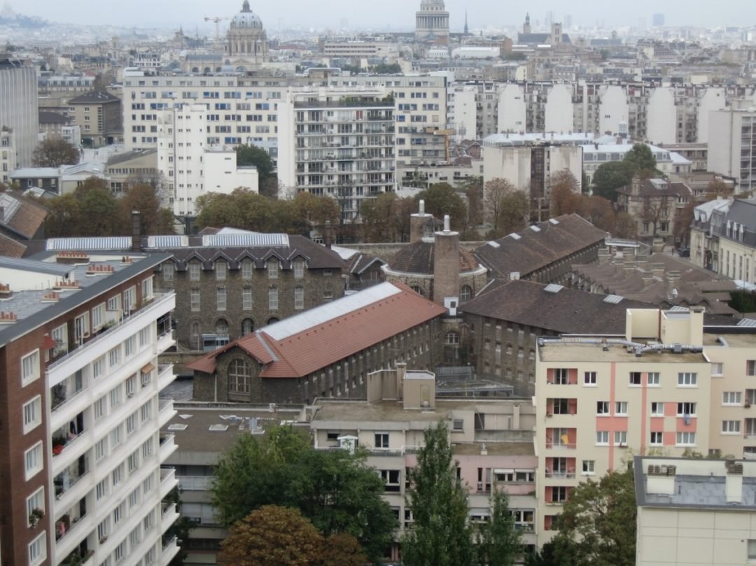 La Santé (França): Localizada em Paris, a prisão abriga alguns dos criminosos mais perigosos da Europa. As condições são consideradas precárias por conta da superlotação.
