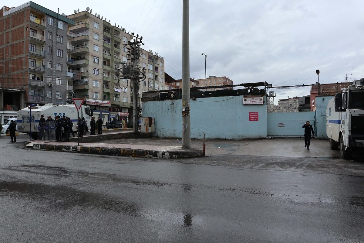Diyarbakir (Turquia): Localizada no sudeste da Turquia, essa prisÃ£o ficou conhecida por suas constantes violaÃ§Ãµes dos direitos humanos, condiÃ§Ãµes precÃ¡rias e insalubres.