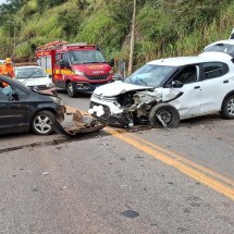 Batida entre dois carros na BR-040 deixa 4 feridos em Lafaiete - CBMMG