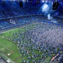 Campeão europeu volta à elite, e torcida invade o campo para festejar - No Ataque Internacional