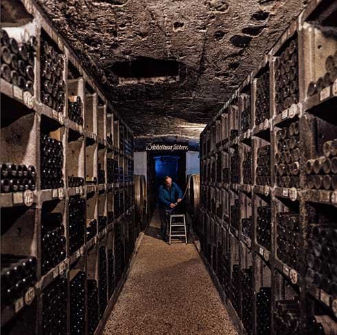 Depois a dica é comer no restaurante Schlossschänke, que oferece uma linda vista para a cidade de Rheingau. Na parte da tarde, os turistas conhecem as adegas. Sua especialidade são vinhos brancos apenas da uva Riesling