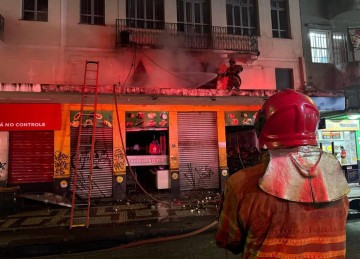 Combate ao incêndio foi até a noite e mobilizou 22 bombeiros e sete viaturas no Centro de BH -  (crédito: CBMMG)