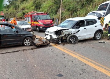 Acidente fez quatro feridos e obrigou socorristas a fechar a BR-040, permitindo tráfego apenas pelos acostamentos -  (crédito: CBMMG)