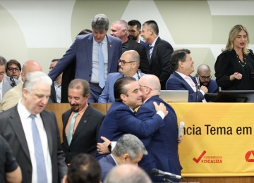 Apresentação dos projetos para adesão ao Propag na Assembleia: deputados, até mesmo de oposição, já aceitam privatizar a Copasa -  (crédito: Luiz Santana/ALMG)